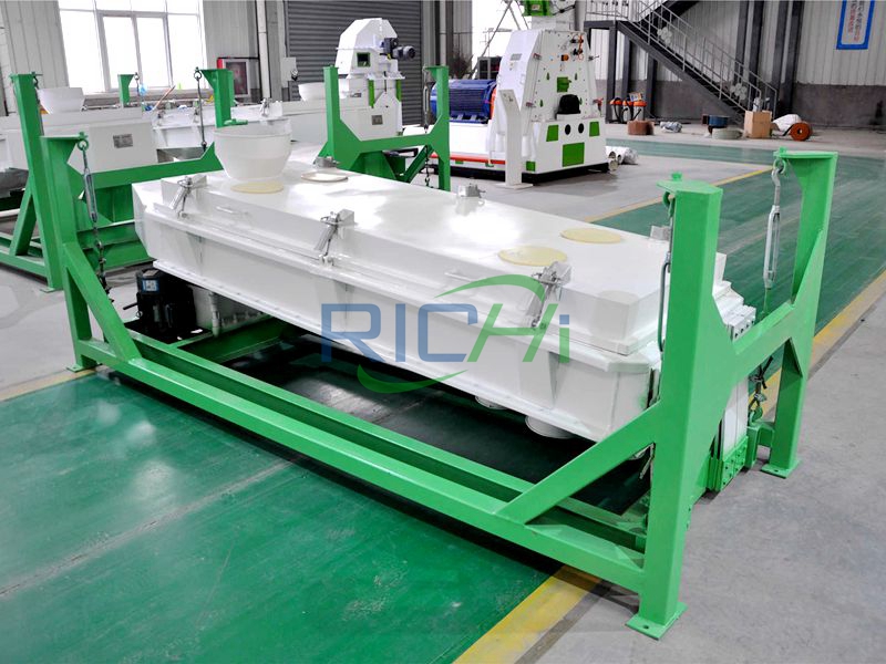 Rotary screener for chicken pellet