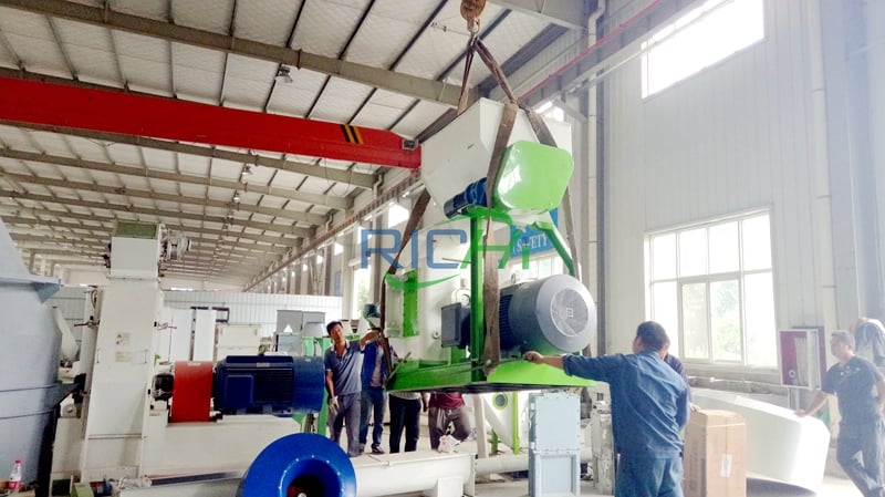 Poultry manure pellet machine and accessories